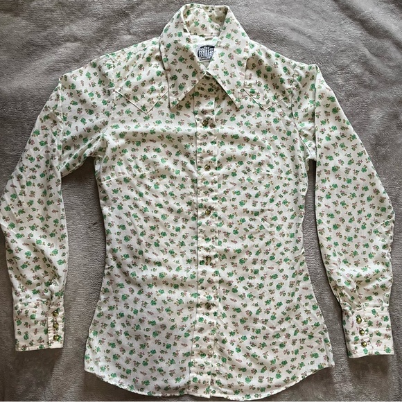 Miller Western Wear Tops - Vintage Floral Pearl Snap Long Sleeve Button Down in Pink & Green